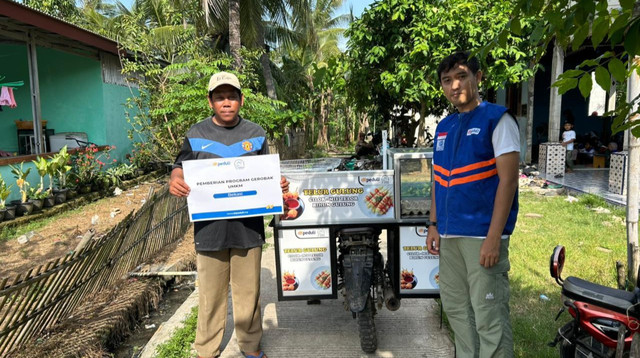 Penyerahan Modal Usaha untuk Pelaku UMKM di Muara Gembong (Sumber : DT Peduli)