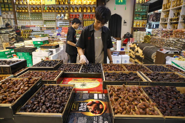 Pedagang merapikan kurma di toko pusat oleh-oleh haji, Pasar Tanah Abang, Jakarta, Rabu (20/5/2026). Foto: Iqbal Firdaus/kumparan