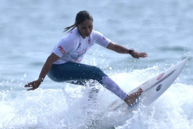 Dhea Natasya Novitasari beraksi pada babak final divisi Women's Open Grand Final Nasional Liga Selancar Indonesia (LSI) di Pantai Kuta, Badung, Bali, Minggu (13/3/2022). Foto: Fikri Yusuf/ANTARA FOTO