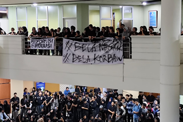 Mahasiswa Universitas Pembangunan Nasional Veteran Yogyakarta (UPNYK) menggeruduk gedung rektorat, Rabu (20/5/2026). Foto: Arfiansyah Panji Purnandaru/kumparan