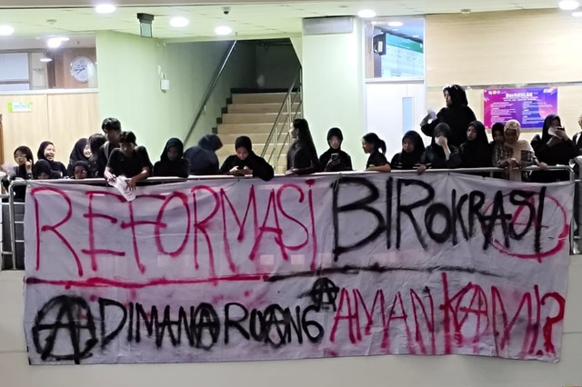 Mahasiswa Universitas Pembangunan Nasional Veteran Yogyakarta (UPNYK) menggeruduk gedung rektorat, Rabu (20/5/2026).  Foto: Arfiansyah Panji Purnandaru/kumparan