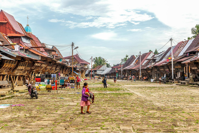Kehidupan desa yang semarak dalam suasana tradisional Indonesia dengan penduduk dan arsitektur yang unik. Foto: Man Fong Wong/Pexels