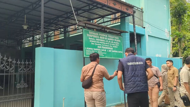 Polres Ponorogo saat menggeledah Ponpes Tahfidzul Qur'an Raden Wijaya di Kecamatan Jambon, Kabupaten Ponorogo. Foto: Polres Ponorogo