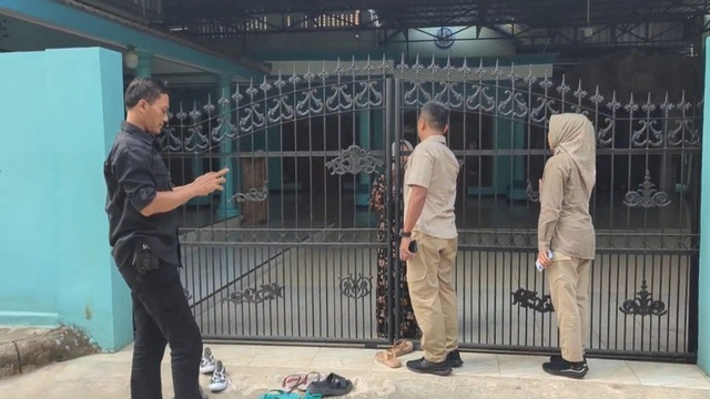 Polres Ponorogo saat menggeledah Ponpes Tahfidzul Qur'an Raden Wijaya di Kecamatan Jambon, Kabupaten Ponorogo. Foto: Polres Ponorogo