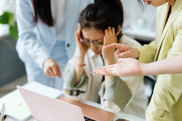 Sumber: www.kaboompics.com from Pexels: https://www.pexels.com/photo/woman-with-closed-eyes-at-the-laptop-8554299/