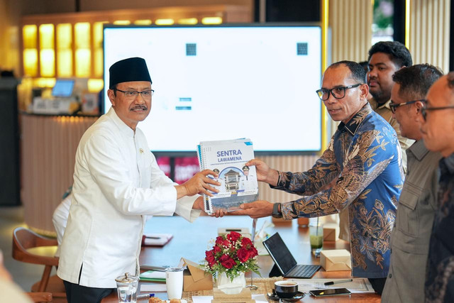 Mensos Saifullah Yusuf (Gus Ipul) terima usulan pembangunan Sekolah Rakyat baru dan sentra layanan sosial untuk wilayah kepulauan Maluku, Rabu (20/5/2026). Foto: Kemensos RI