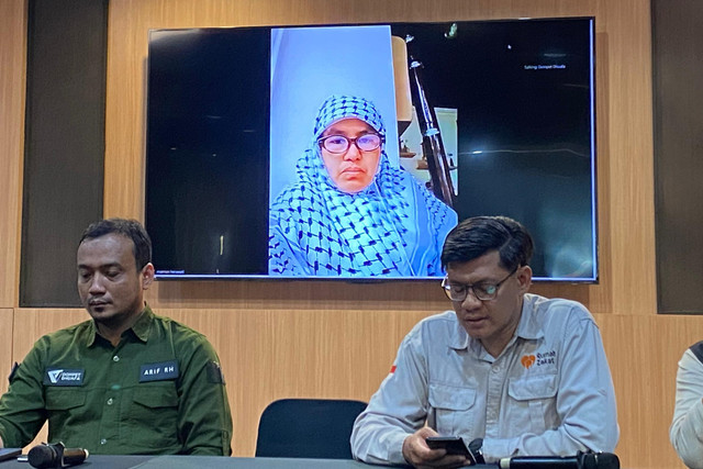 Ketua Koordinator GPCI yang sedang bertugas di Turki Maimon Herawati (tengah) hadir secara virtual saat konferensi pers update terkini upaya pembebasan 9 delegasi Global Peace Convoy Indonesia (GPCI), Jakarta, Rabu (20/5/2026). Foto: Aditya Nugraha/kumparan