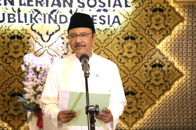 Mensos Saifullah Yusuf (Gus Ipul) lelang emas hadiah undian tak tertebak senilai Rp10 M, hasilnya digunakan untuk bantu keluarga rentan, Rabu (20/5/2026). Foto: Kemensos RI