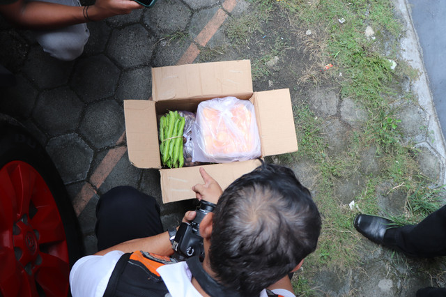 Kotak misterius untuk pendeta di Kudus ternyata berisi sayuran. Foto: Dok. Polres Kudus