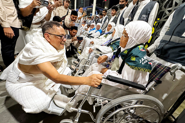 Menteri Haji dan Umrah Mochamad Irfan Yusuf (kiri) berdialog dengan jemaah calon haji Indonesia yang berkursi roda di kompleks Masjidil Haram, Makkah, Arab Saudi, Rabu (20/5/2026) waktu setempat. Foto: Citro Atmoko/ANTARA FOTO