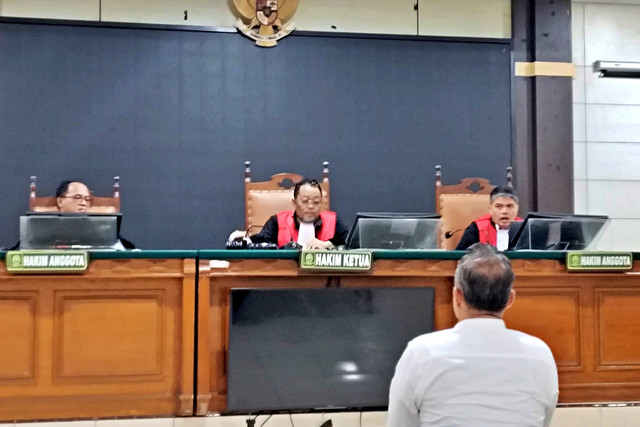 AKBP Basuki, polisi yang menjadi tersangka dalam kasus kematian dosen Universitas 17 Agustus 1945 (Untag) Dwinanda Linchia Levi saat menghadiri sidang vonis di PN Semarang. Foto: Dok. Istimewa