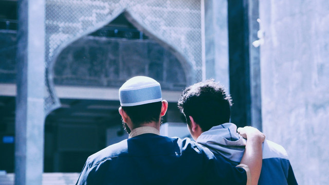Ilustrasi mengapa persaudaraan kaum Muhajirin dan Anshar penting. Foto: Unsplash.