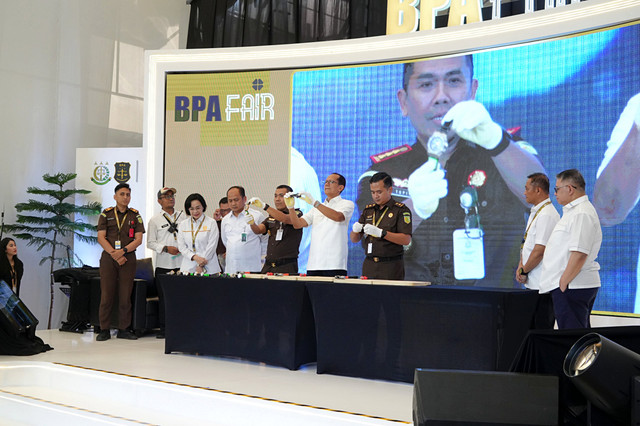 Kejaksaan menghancurkan 14 jam tangan yang ternyata palsu. Foto: Dok. Kejaksaan Agung