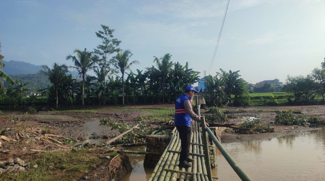 Asesmen lokasi terdampak banjir di Kampung Pasir Sireum, Desa Cikondang, Kec. Cibeber, Cianjur (Sumber : DT Peduli)
