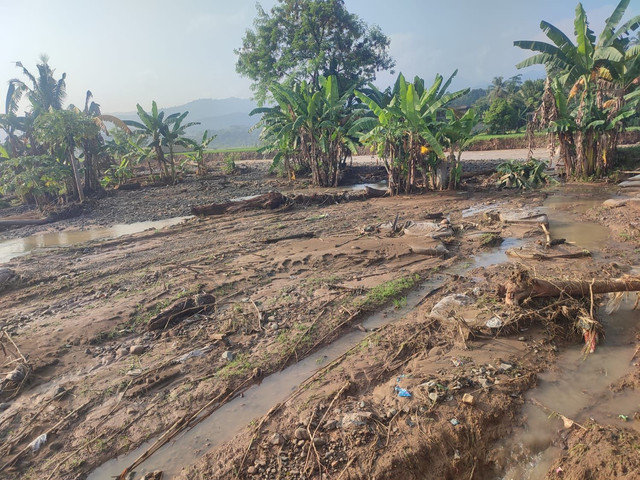 Akses Jalan warga mengalami kerusakan parah akibat banjir bandang yang terjadi (Sumber : DT Peduli)