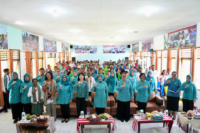 Ketum TP PKK Tri Tito Karnavian membuka acara Sosialisasi Perlindungan terhadap Perempuan dan Anak dari Tindak Kekerasan Fisik dan Verbal di SMK Negeri 1 Kalabahi, Kabupaten Alor, NTT, Rabu (20/5/2026). Foto: Dok. Kemendagri