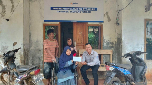 Pemberian Bantuan untuk Ratih, salah satu alumni santri penghafal Al-Quran binaan DT Peduli Sukabumi (Sumber : DT Peduli)