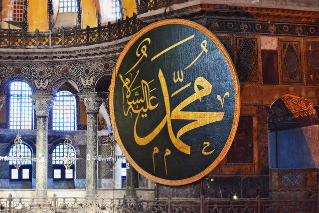 Ilustrasi bagaimana peran Nabi Muhammad sebagai Rasul memengaruhi kehidupan umat Islam hingga saat ini, foto: Unsplash/Rumman Amin