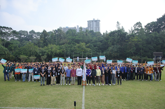 Suasana pembukaan Energy AdSport Challenge sebagai rangkaian dari program Pertamina Goes to Campus (PGTC 2026) yang memberikan wadah kompetisi kreativitas, sportivitas dan kolaborasi antarmahasiswa yang diikuti oleh 51 tim olahraga dari 19 perguruan tinggi di Jabodetabek dan Jawa Barat dengan mempertandingkan cabang olahraga mini soccer dan 3x3 basketball di sarana olahraga Ganesha, ITB pada 19-20 Mei 2026. Foto: Dok. Pertamina
