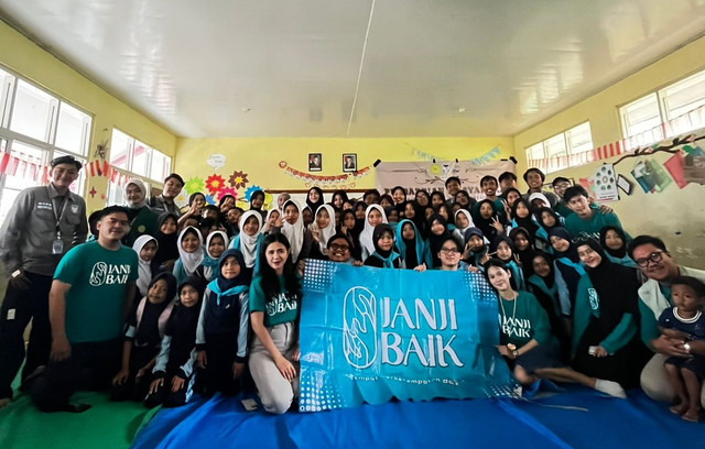 Suasana kehangatan dan kebersamaan dalam foto bersama para relawan dan anak-anak siswa Janji Baik.