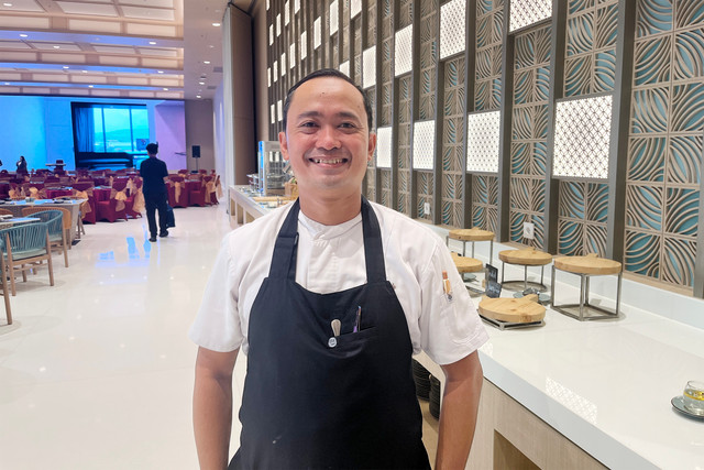 Pastry Chef Movenpick Resort Carita, Roby Sandy, saat ditemui di sela-sela peresmian Movenpick Resort Carita. Foto: Ela Nurlaela/kumparan
