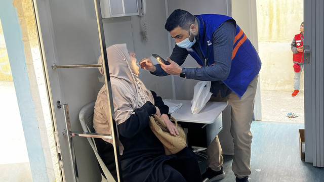 Tim Kesehatan Mobile Clinic DT Peduli saat sedang pemeriksaan pasien di Camp Mazar Zanubi, Yordania (Sumber : DT Peduli)