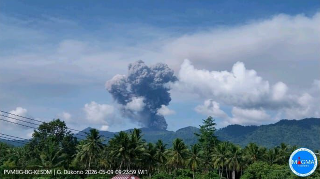 Foto : Kolom abu berwarna putih kelabu kehitaman dari erupsi gunung api Dukono terlihat dari Pos Pengamatan Gunung Api (PGA) Dukono di Desa Mamuya, Kecamatan Galela, Halmahera Utara, Maluku Utara, Sabtu (9/5) pukul 09.23 WIT. (Pos PGA Dukono) Sumber Foto : www.bnpb.go.id