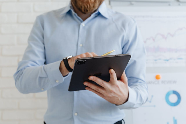 Ilustrasi tablet untuk kerja Microsoft Office. Foto: Pexels