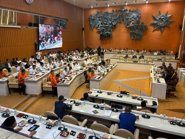 Suasana rapat kerja Komisi V dengan Kemenhub, KemenPU, dan BNPP terkait kecelakaan kereta, di Kompleks Parlemen, Senayan, Jakarta, Kamis (21/5). Foto: Nasywa Athifah/kumparan