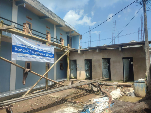 Potret Progres Pembangunan MCK Pondok Pesantren Al Bidayah di Kp. Buniaga, Desa Ciherang, Pacet, Cianjur (Sumber : DT Peduli)