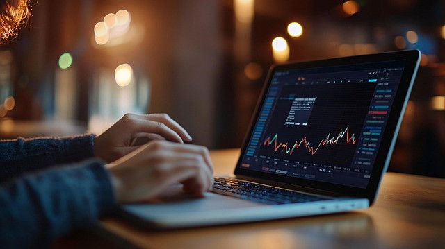 sumber : https://pixabay.com/id/illustrations/ai-dihasilkan-laptop-keuangan-8985299/