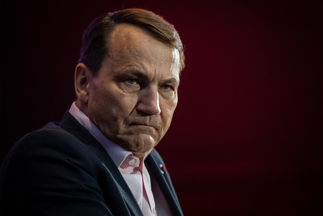 Wakil Perdana Menteri dan Menteri Luar Negeri Polandia Radoslaw Sikorski berbicara saat mengunjungi "Defence24 Days". Foto: Wojtek Radwanski/AFP