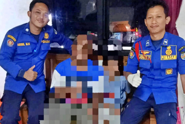 Damkar Kota Depok mengevakuasi anak yang alat kelaminnya terjepit retsleting. Foto: Dok. Damkar Pos Merdeka
