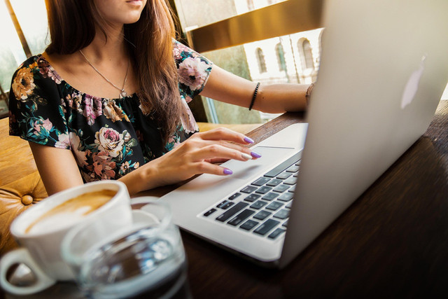 sumber : https://pixabay.com/id/photos/wanita-laptop-meja-ruang-kerja-1851464/