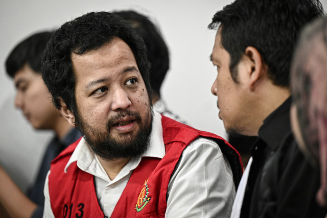 Terdakwa kasus kebakaran kantor PT Terra Drone Indonesia Michael Wishnu Wardhana (kiri) bersiap menjalani sidang di Pengadilan Negeri Jakarta Pusat, Jakarta, Kamis (7/5/2026).  Foto: Fauzan/ANTARA FOTO