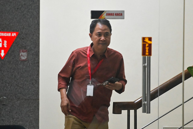 Mantan Direktur Jenderal Penyelenggaraan Haji dan Umrah Kementerian Agama Hilman Latief berjalan keluar usai menjalani pemeriksaan di Gedung Merah Putih KPK, Jakarta, Rabu (20/5/2026). Foto: Indrianto Eko Suwarso/ANTARA FOTO