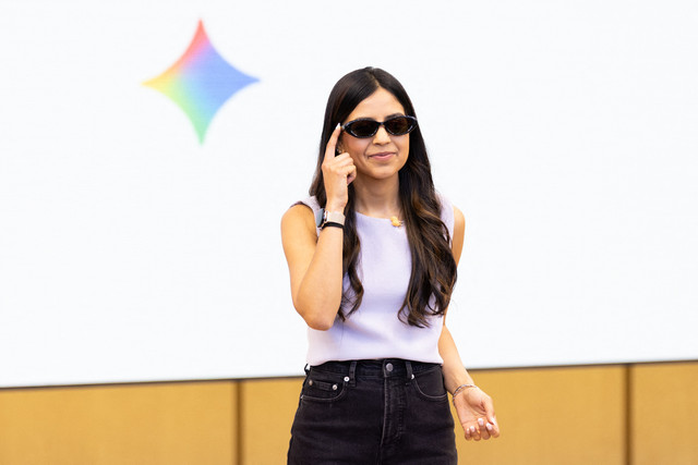Manajer Produk Google Nishtha Bhatia berdiri saat menyampaikan pidato utama dalam acara Google I/O di Mountain View, California (19/5/2026). Foto: BENJAMIN FANJOY/AFP