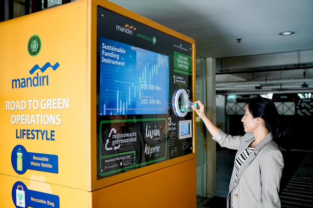 Bank Mandiri gandeng Plasticpay hadirkan program Reverse Vending Machine dengan menukar botol plastik menjadi poin. Foto: Dok. Bank Mandiri