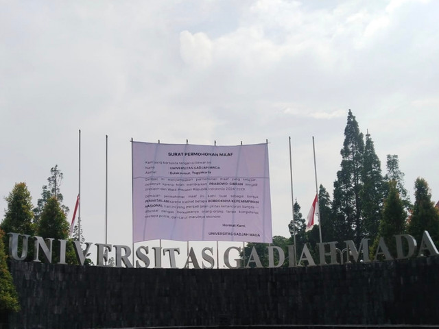 Sebuah spanduk besar bertuliskan "Surat Permohonan Maaf" yang diatasnamakan Universitas Gadjah Mada (UGM) sempat muncul di gerbang masuk kampus, Kamis (21/5/2026). Foto: Dok. Istimewa