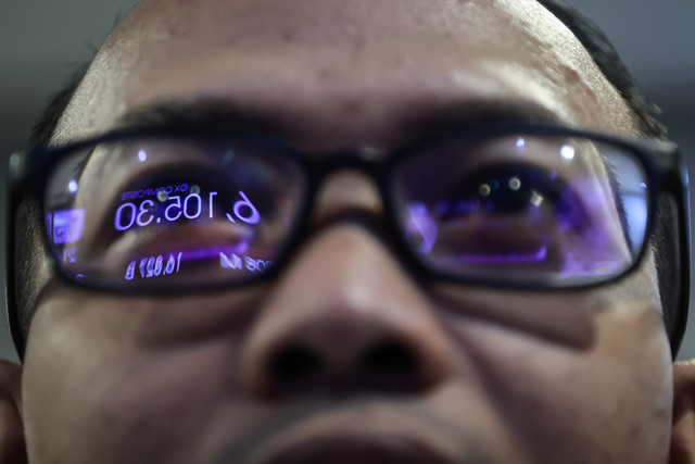 Pekerja mengamati layar pergerakan Indeks Harga Saham Gabungan (IHSG) di Bursa Efek Indonesia (BEI), Jakarta, Kamis (21/5/2026). Foto: Dhemas Reviyanto/ANTARA FOTO