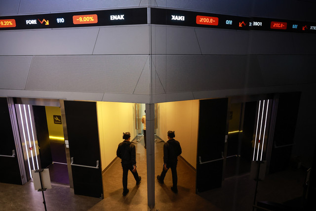 Pekerja berjalan di dekat layar digital pergerakan Indeks Harga Saham Gabungan (IHSG) di Bursa Efek Indonesia (BEI), Jakarta, Kamis (21/5/2026). Foto: Dhemas Reviyanto/ANTARA FOTO