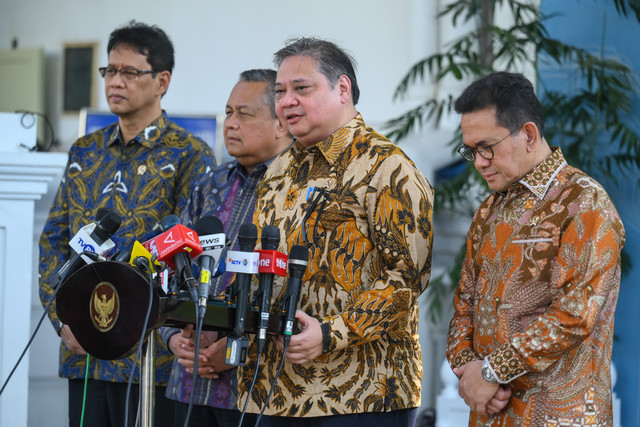 Menko Perekonomian Airlangga Hartarto bersama Gubernur BI Perry Warjiyo, Menkeu Purbaya Yudhi Sadewa, dan Mendag Budi Santoso memberi pers rilis usai rapat dengan Presiden Prabowo di Istana, Jakarta (21/5/2026). Foto: Hafidz Mubarak A/ANTARA FOTO