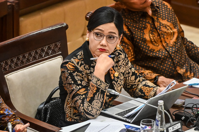 Ketua Dewan Komisioner OJK Friderica Widyasari mendengarkan pandangan fraksi saat mengikuti rapat kerja dengan Komisi XI DPR di Kompleks Parlemen, Senayan, Jakarta, Kamis (21/5/2026). Foto: Rivan Awal Lingga/ANTARA FOTO