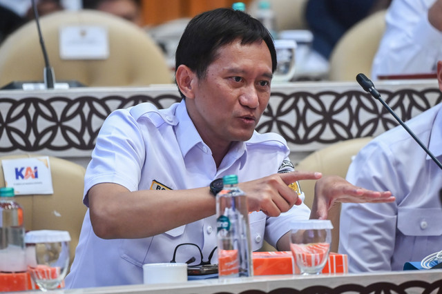 Direktur Utama PT Kereta Api Indonesia (Persero) Bobby Rasyidin bersiap mengikuti rapat kerja dengan Komisi V DPR di Kompleks Parlemen, Senayan, Jakarta, Kamis (21/5/2026). Foto: Rivan Awal Lingga/ANTARA FOTO