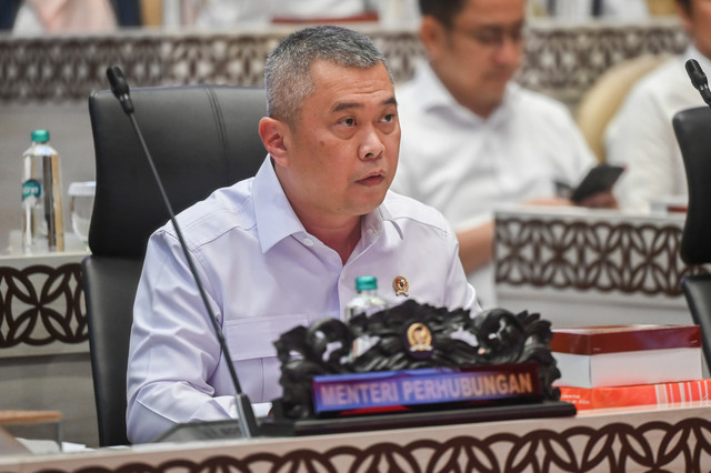 Menteri Perhubungan Dudy Purwagandhi bersiap mengikuti rapat kerja dengan Komisi V DPR di Kompleks Parlemen, Senayan, Jakarta, Kamis (21/5/2026). Foto: Rivan Awal Lingga/ANTARA FOTO