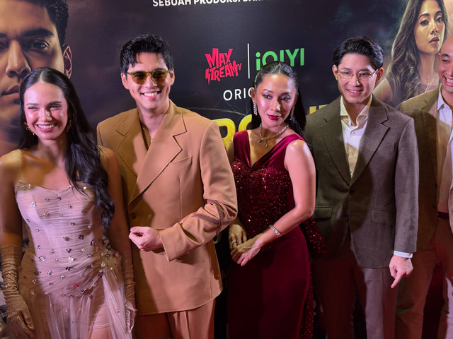 Para pemain film Bercinta dengan Maut, Teuku Rassya, Maxime Bouttier, Haico Van der Veken, dan Dinda Kirana dalam acara gala premiere Bercinta dengan Maut yang digelar di Jakarta pada Kamis (21/5). Foto: Gitario Vista Inasis/kumparan