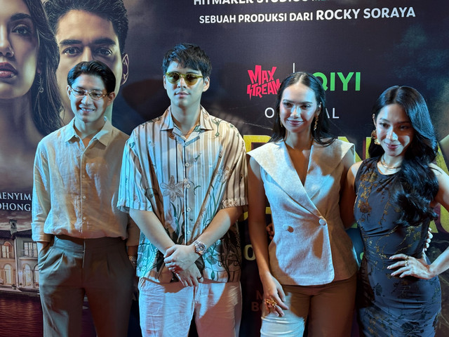Para pemain film Bercinta dengan Maut, Teuku Rassya, Maxime Bouttier, Haico Van der Veken, dan Dinda Kirana dalam acara gala premiere Bercinta dengan Maut yang digelar di Jakarta pada Kamis (21/5/2026). Foto: Gitario Vista Inasis/kumparan