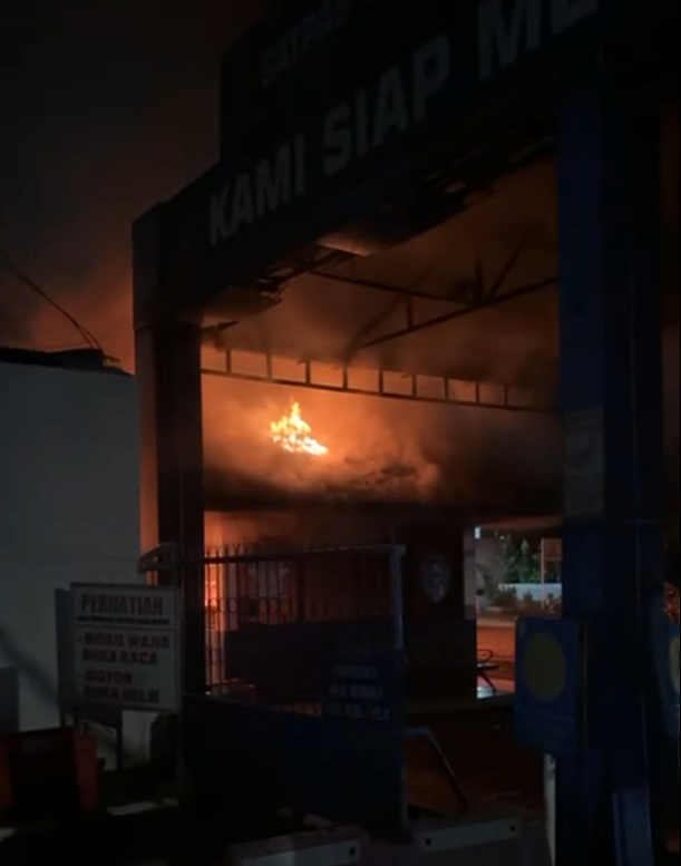 Kebakaran di Satpas SIM Daan Mogot Foto: Dok. Command Centre Damkar Jakarta