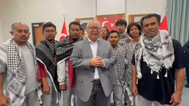 Konjen RI di Istanbul bersama 9 relawan WNI yang tergabung dalam Global Sumud Flotilla 2.0. Foto: Instagram/@menluri
