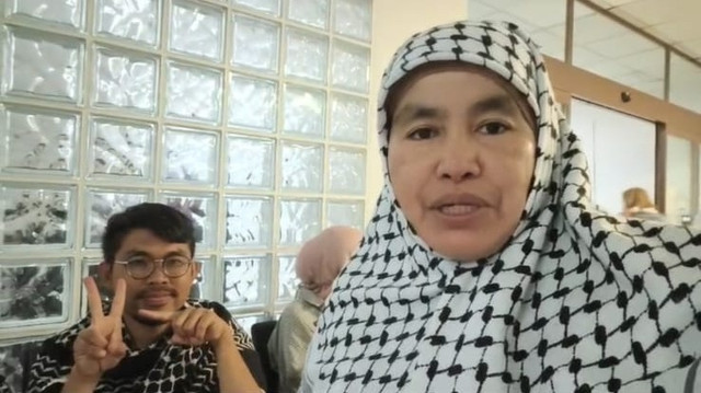 Maimon Herawati bersama WNI yang baru saja tiba di Istanbul usai bebas dari Israel. Foto: Dok. Maimon Herawati